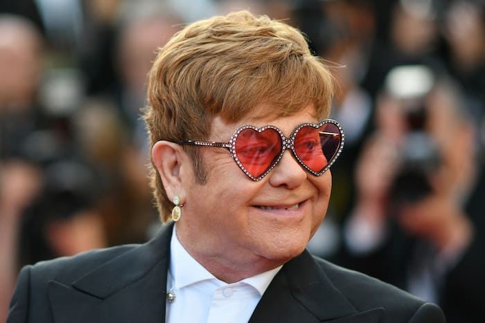 Elton John au plus mal ? Le chanteur filmé très affaibli lors de son arrivée sur la Côte d'Azur