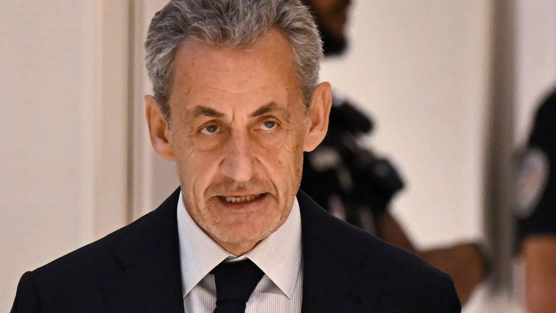 &quot;Nicolas Sarkozy sera sûrement avec un autre codétenu&quot; : révélations sur ses futures conditions de détention