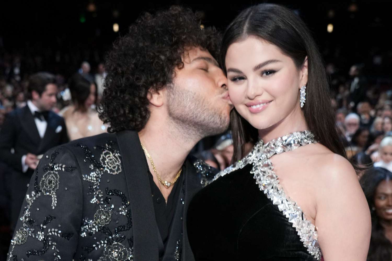 Selena Gomez révèle la célébrité qui amènera les alliances à son mariage... et ce n’est pas Taylor Swift !
