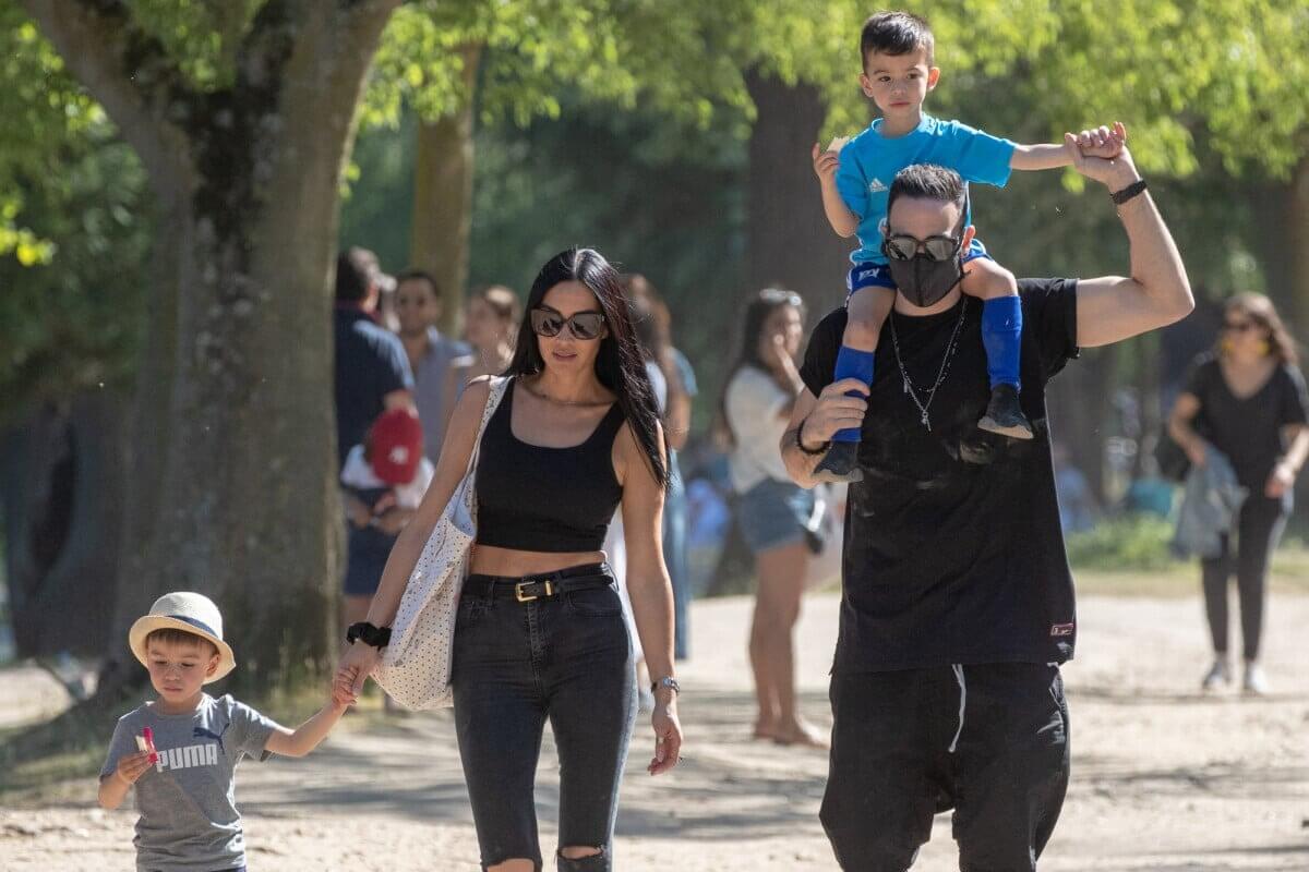 Adil Rami papa de jumeaux, il évoque sa vie de père : "Ils vivent en Espagne"
