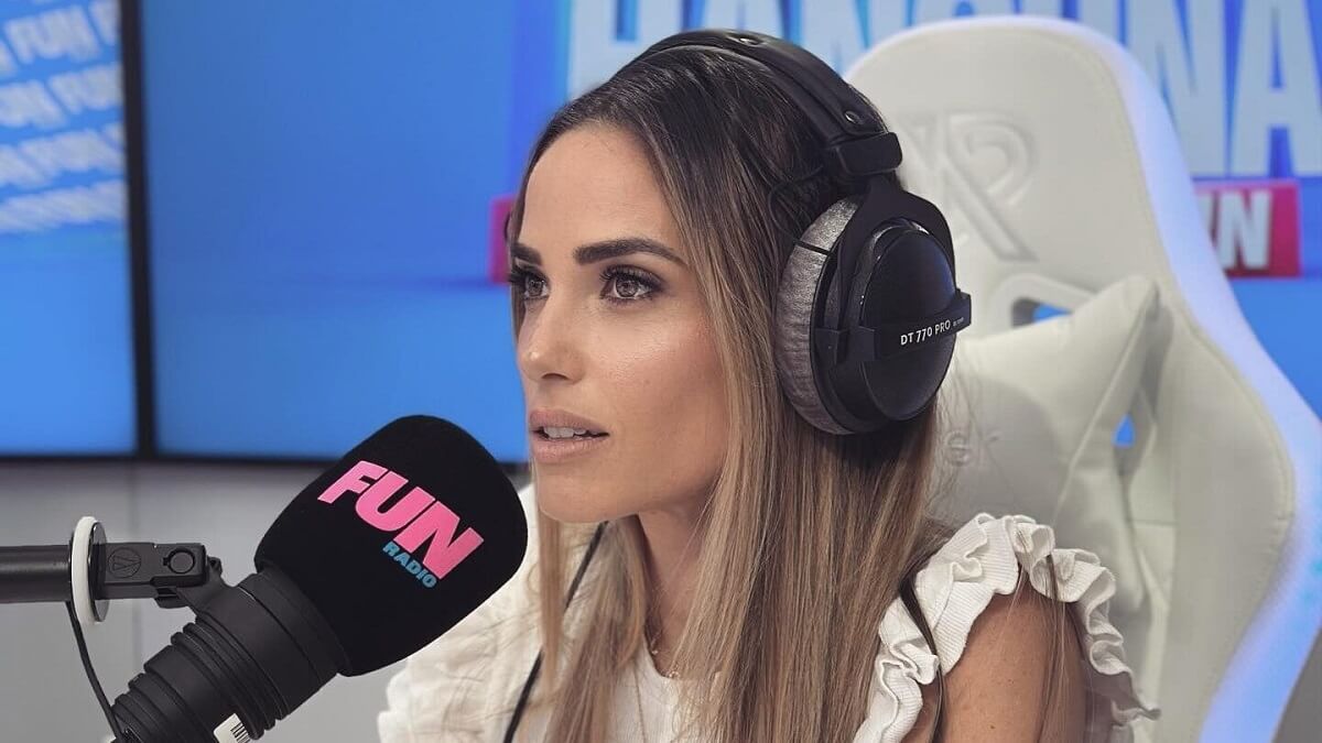 Capucine Anav revient sur un souvenir personnel que lui a laissé Alain Delon