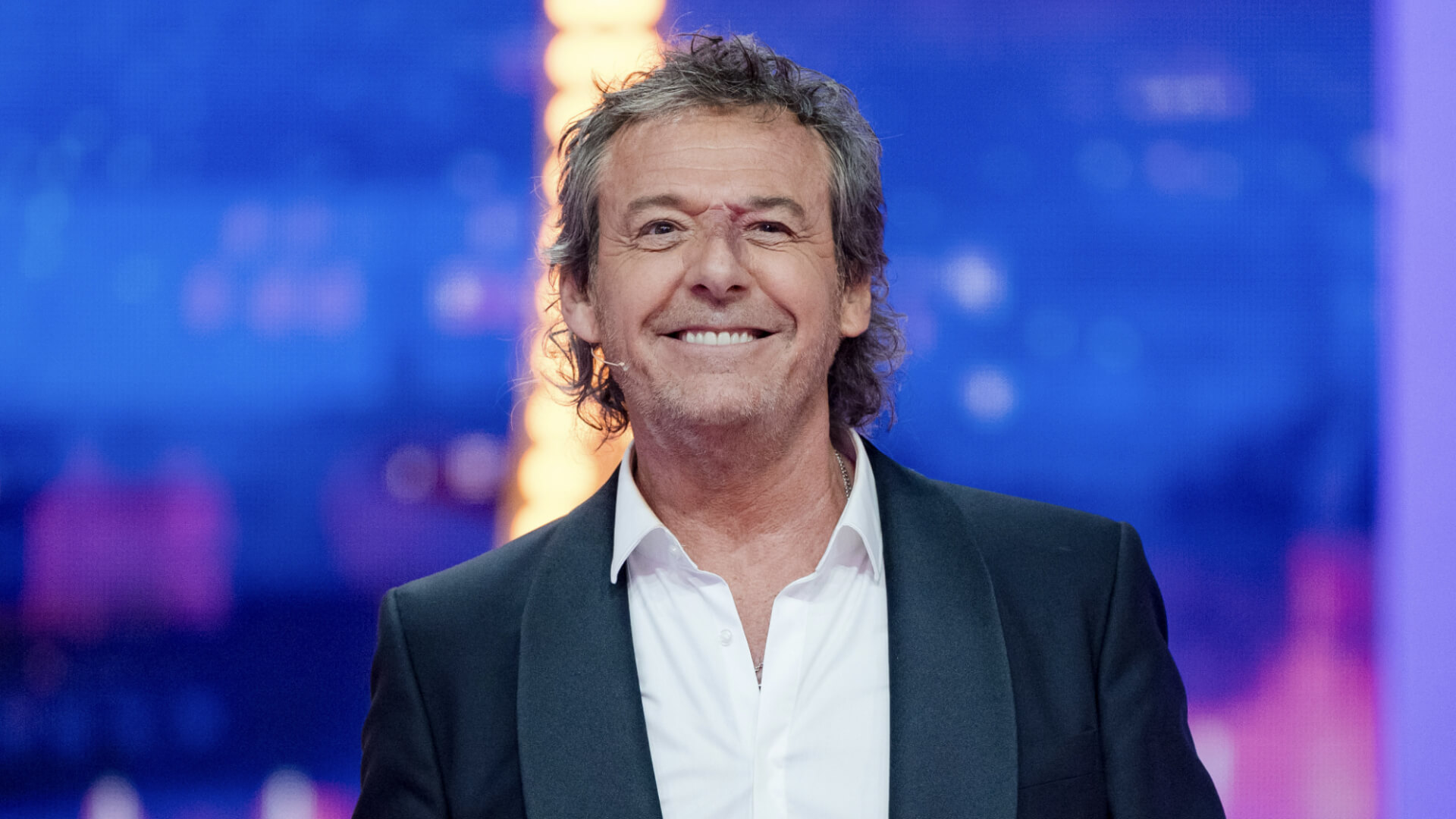 Jean-Luc Reichmann insulté par une internaute : l’animateur réplique ! Jean-Luc Reichmann insulté par une internaute : l’animateur réplique !
