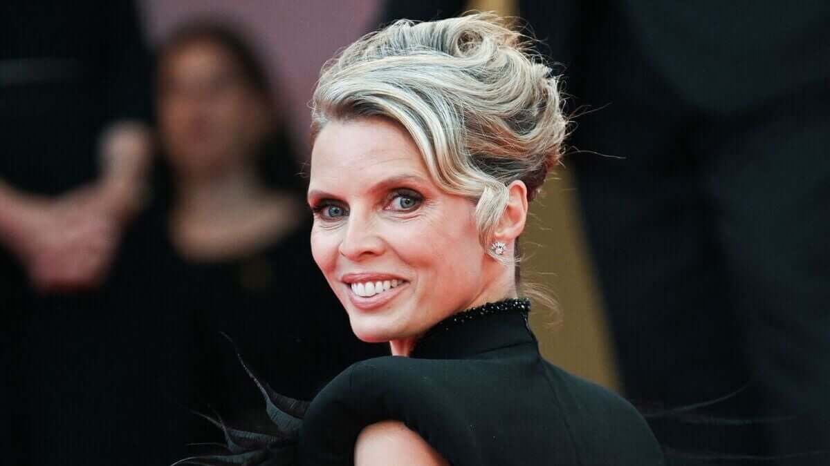 Sylvie Tellier, la main dans le plâtre : "J’ai un peu joué la cow-boy !"
