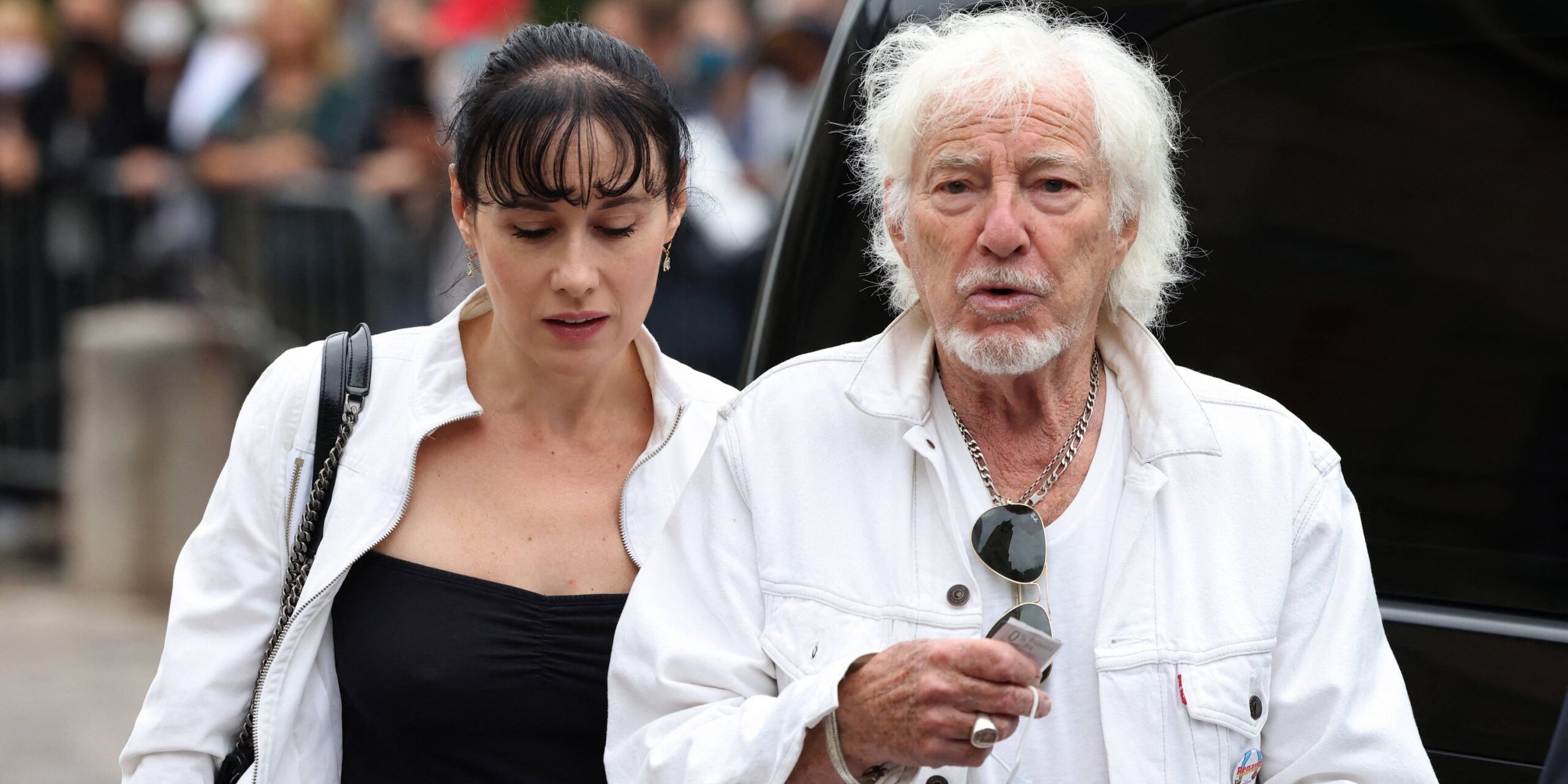 Hugues Aufray, 96 ans, sur son intimité avec sa femme de 51 ans : &quot;On ne fait pas chambre à part&quot;