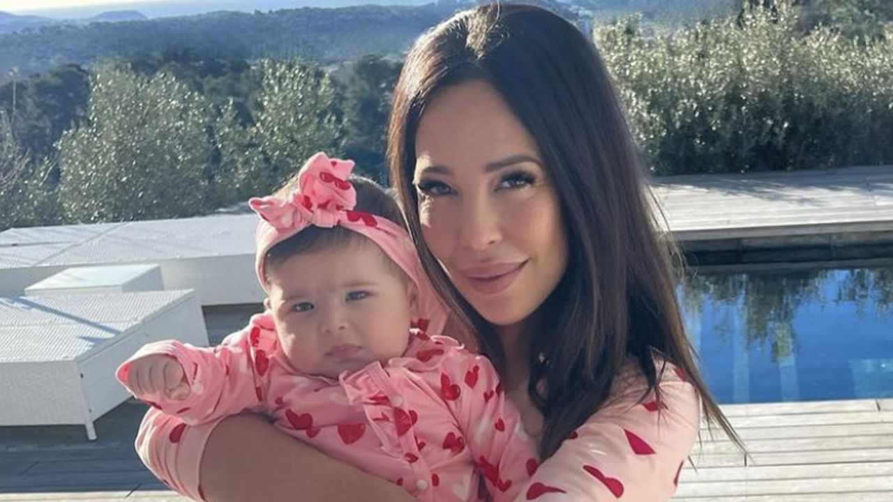 Kim Glow répond aux mamans qui critiquent l'éducation de sa fille : &quot;Les mioches devant la télé...&quot;