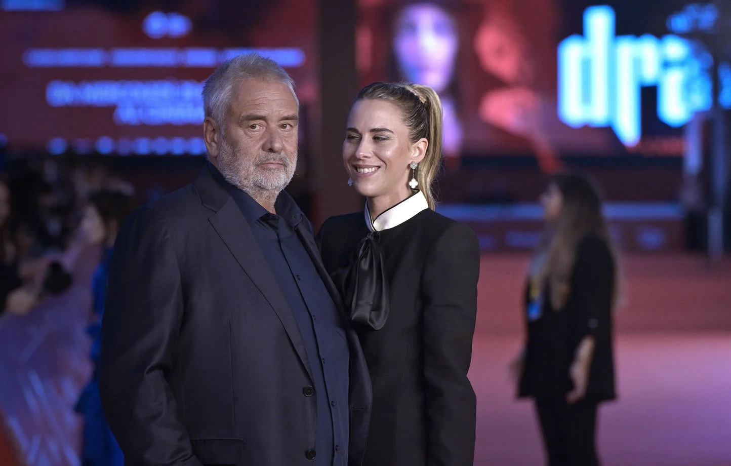 Luc Besson en couple avec Sarah Saldmann : les amoureux officialisent leur relation en Italie Luc Besson en couple avec Sarah Saldmann : les amoureux officialisent leur relation en Italie