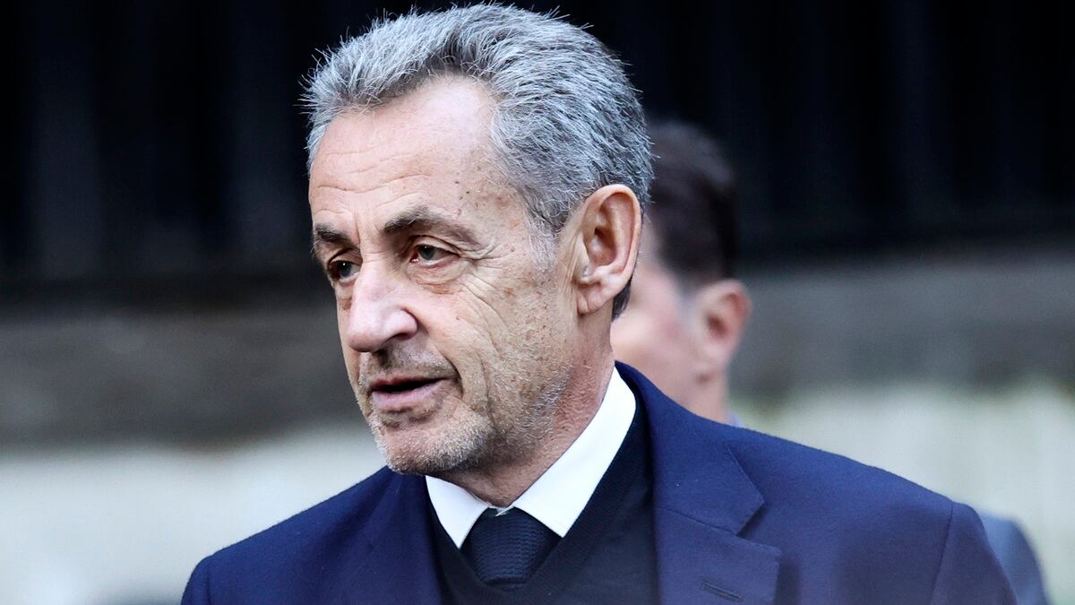 Nicolas Sarkozy condamné, "il a acheté un petit balai" : de nouveaux détails sur son incarcération Nicolas Sarkozy condamné, "il a acheté un petit balai" : de nouveaux détails sur son incarcération