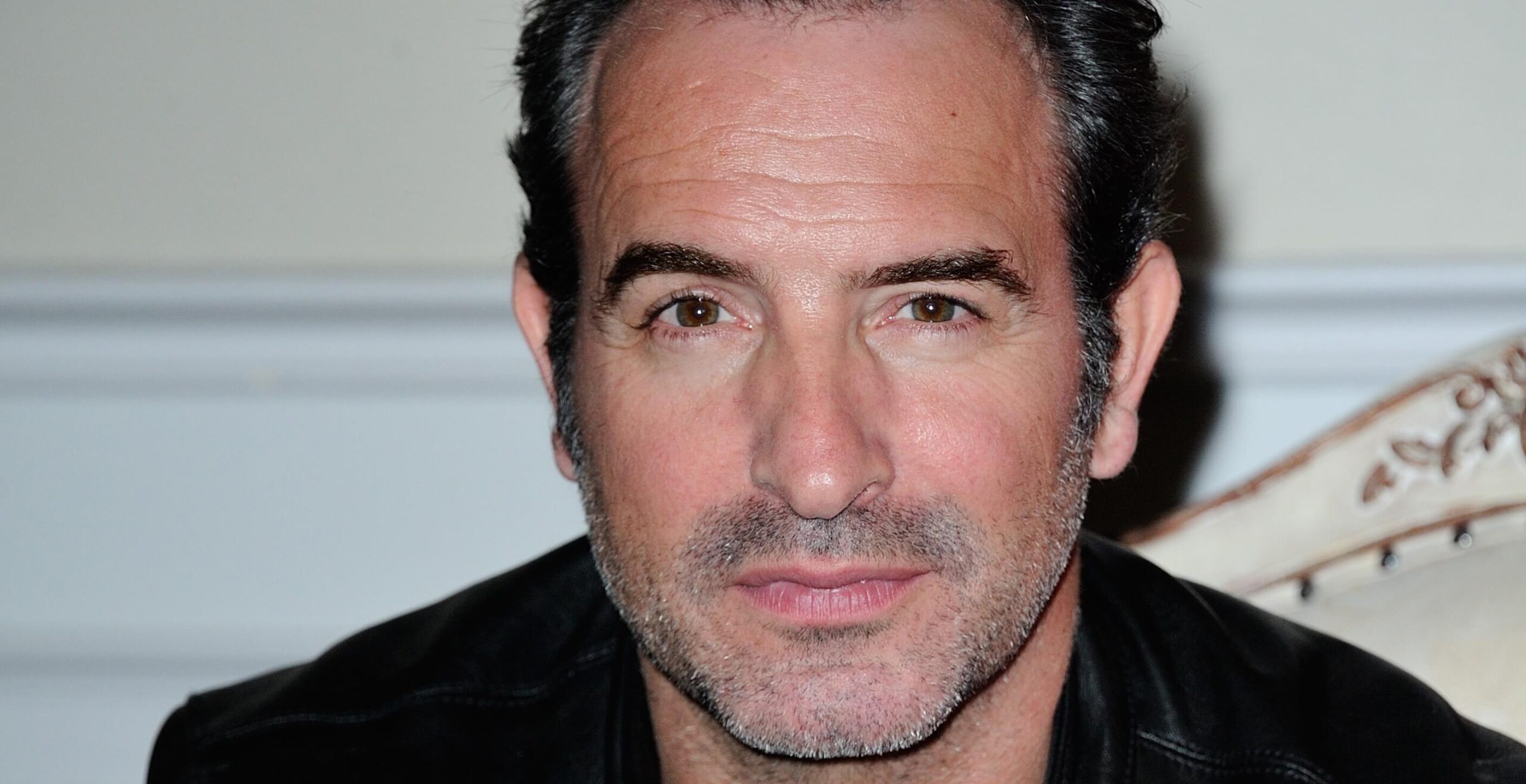 Jean Dujardin se recueille place de la République en mémoire des victimes du 13 novembre