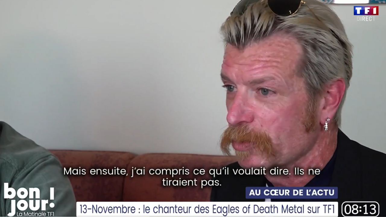 Attentats du 13-Novembre : le chanteur des Eagles of Death Metal dévoile son nouveau tatouage en hommage…