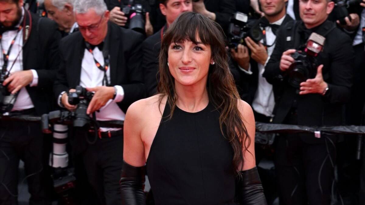 Juliette Armanet enceinte : l’artiste affiche son joli ventre rond sur le tapis rouge