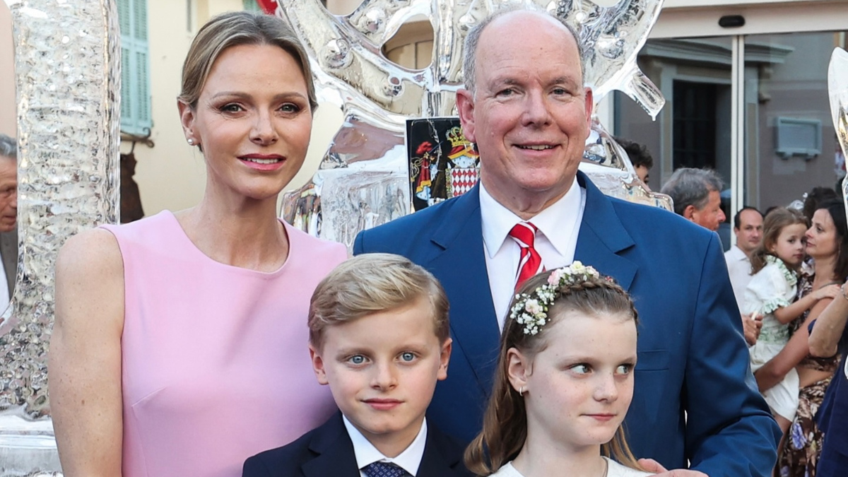 La famille princière illumine la place du Casino : Charlène et Gabriella captivantes