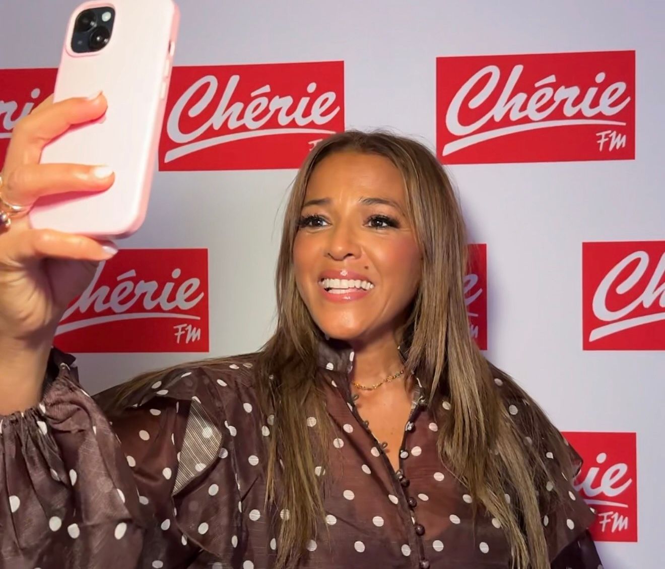 Nâdiya sur scène : la chanteuse fait une chute au cœur de la foule