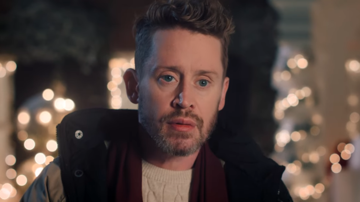 Macaulay Culkin rejoue son plus célèbre rôle pour une pub de Noël décalée