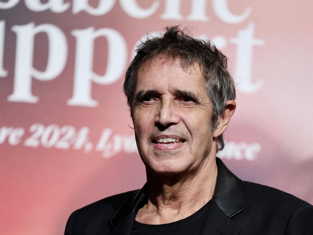 Julien Clerc évoque sa famille singulière : "Mon fils est plus jeune que l’enfant de ma fille"