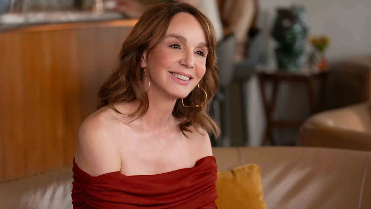 "J’ai failli fermer boutique" : Philippine Leroy-Beaulieu sur sa traversée du désert avant Emily in Paris