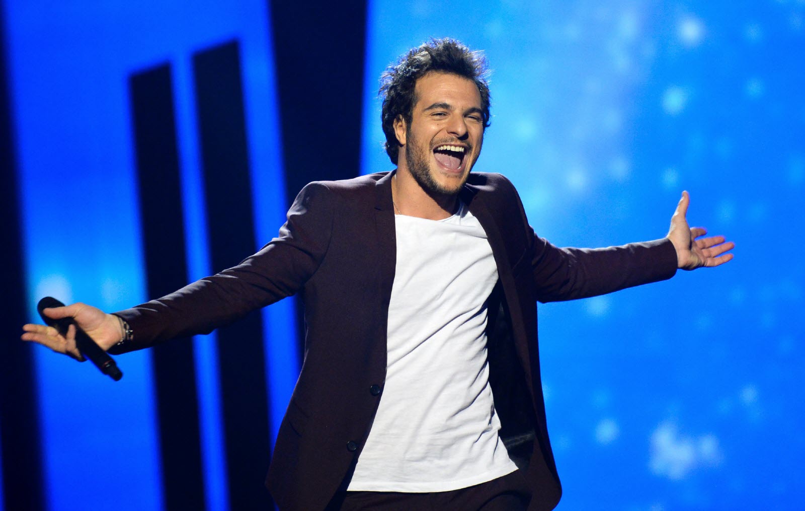 Amir complètement nu : le chanteur révèle son rituel avant son concert à Nice