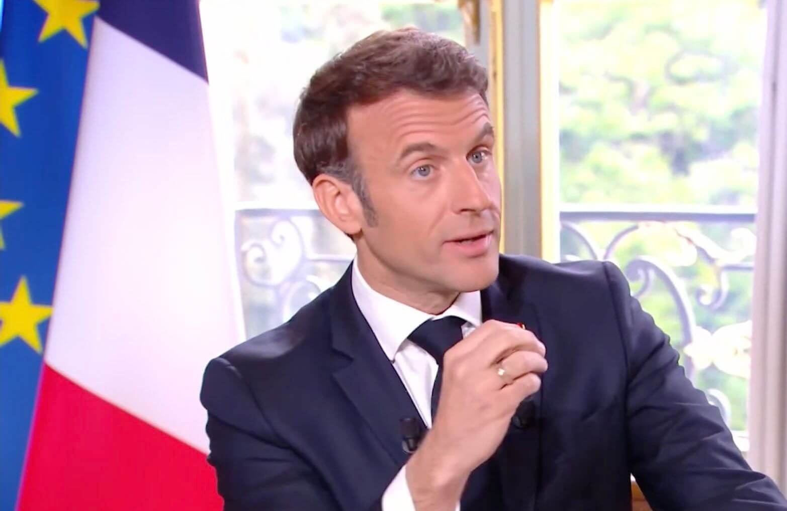 Emmanuel Macron en froid avec un célèbre animateur télé ? &quot;Ils ne se parlent plus&quot;