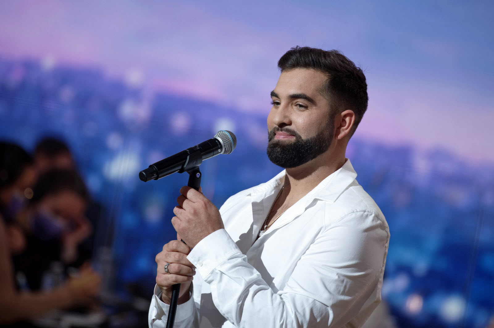 Kendji Girac blessé suite à un accident : le chanteur va subir une opération