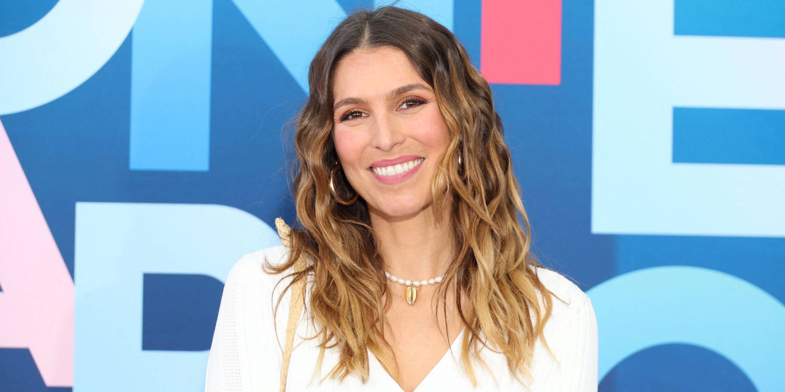 Laury Thilleman embrassée de force par Ary Abittan : elle réagit... &quot;Je ne souhaite à personne ce qui est arrivé…&quot;