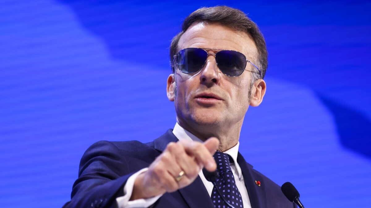Emmanuel Macron : ses célèbres lunettes de soleil au coeur d'une polémique