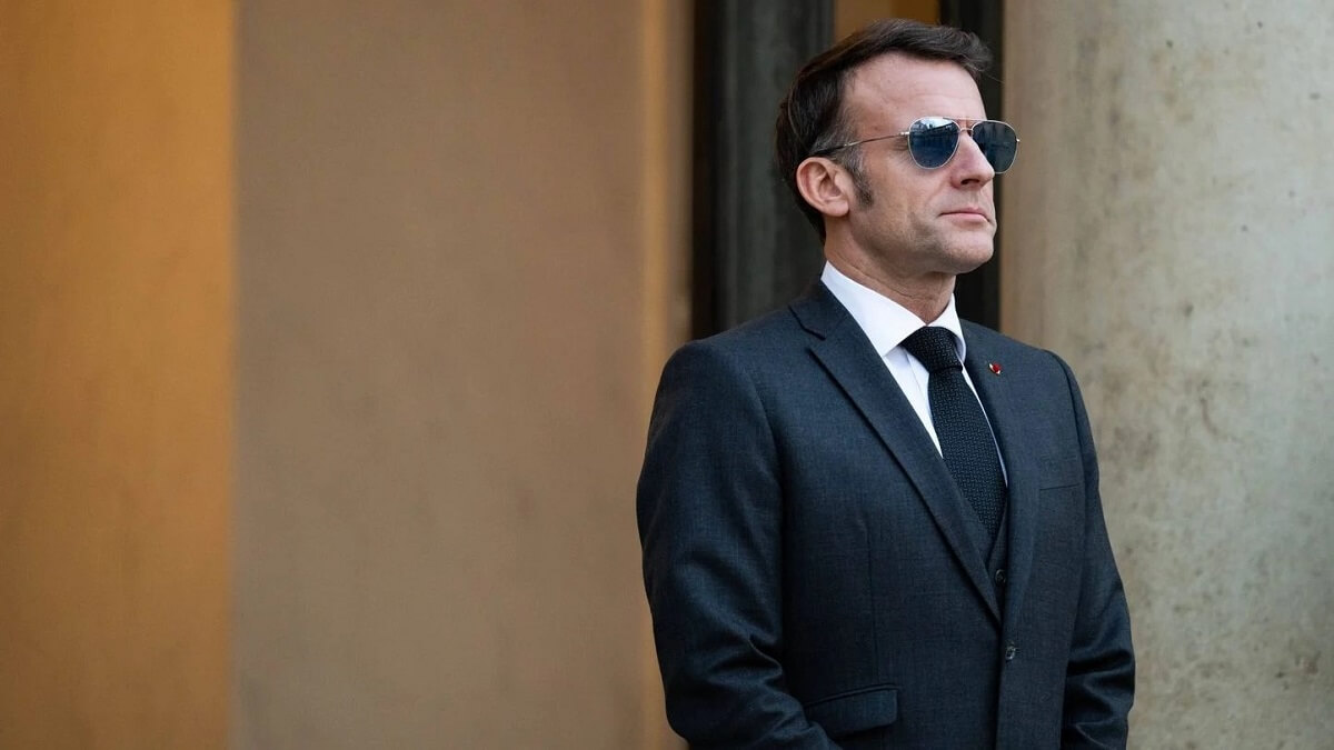 Emmanuel Macron : ses célèbres lunettes de soleil au coeur d'une polémique