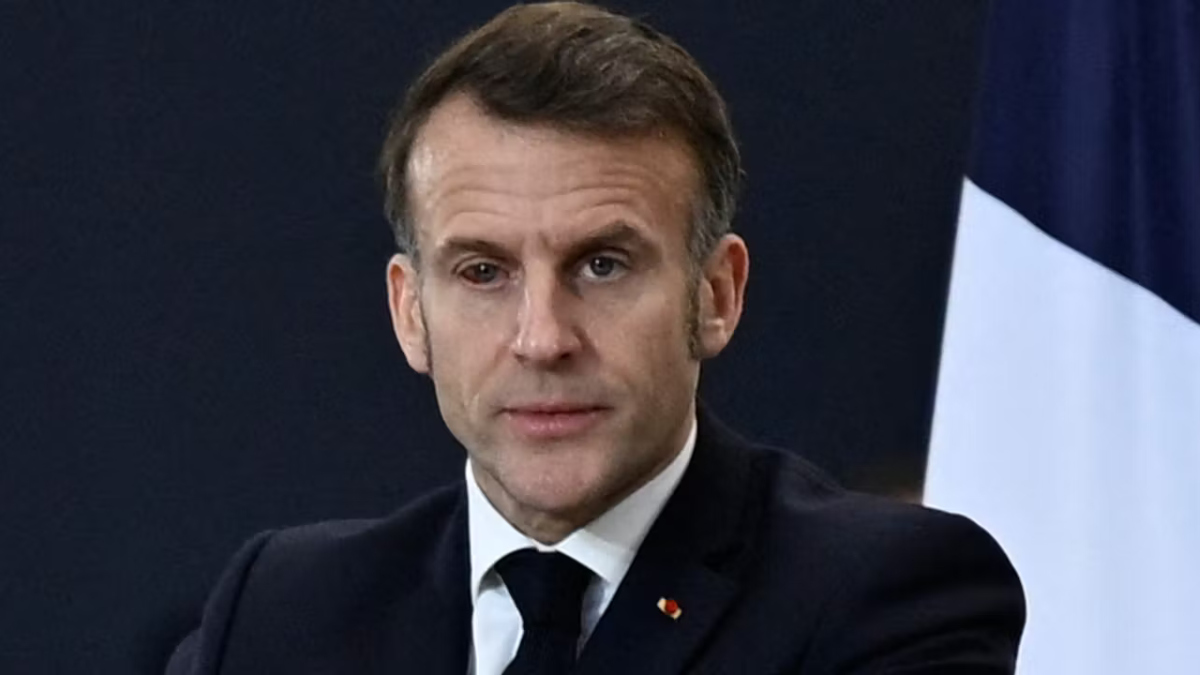 Emmanuel Macron apparaît avec un œil rouge sang et évoque "l’œil du tigre"