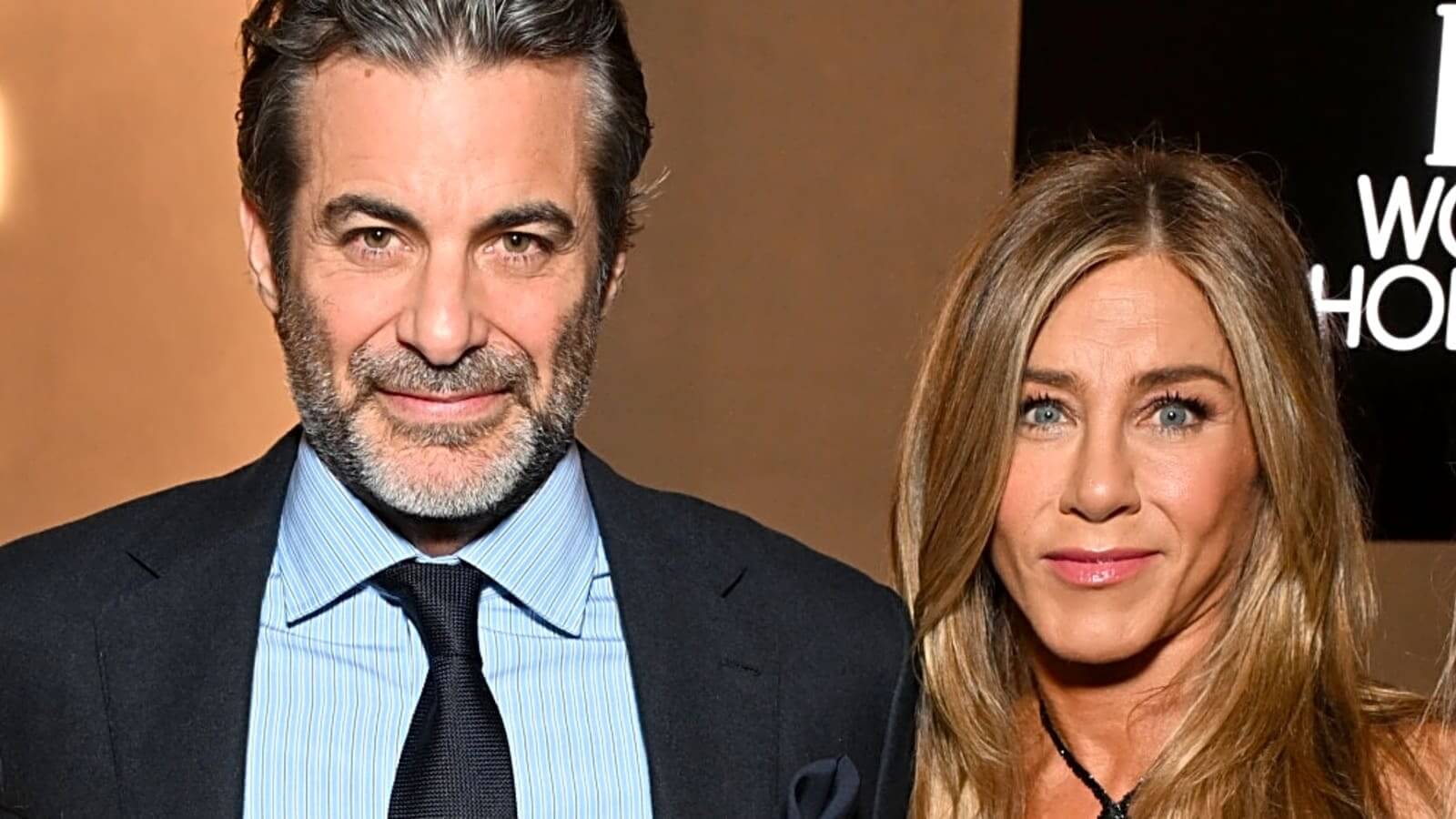 Jennifer Aniston en couple avec Jim Curtis : son compagnon sort du silence et évoque leur rencontre