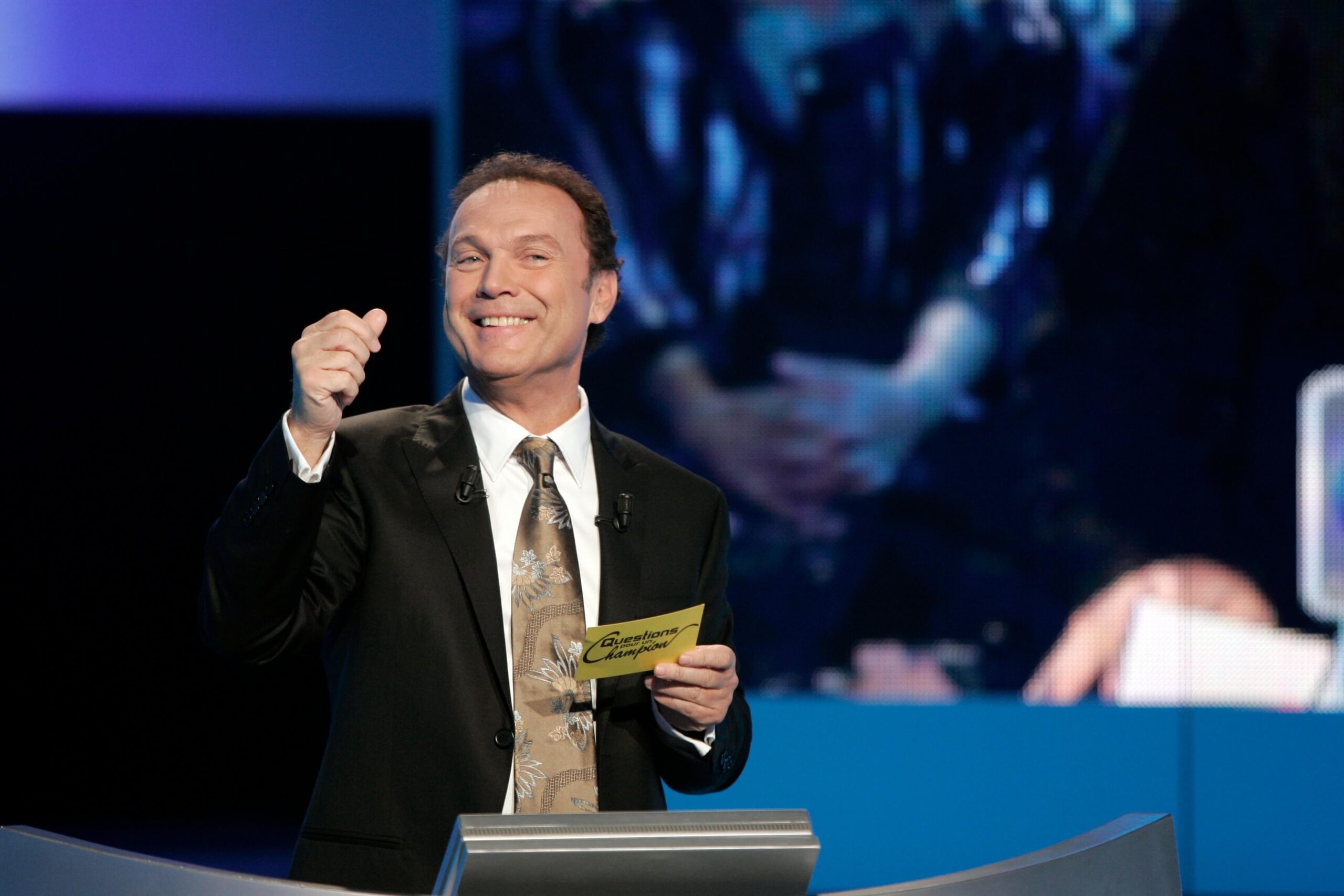 Julien Lepers dévoile son salaire grâce à ses royalties : "Je me débrouille très bien"