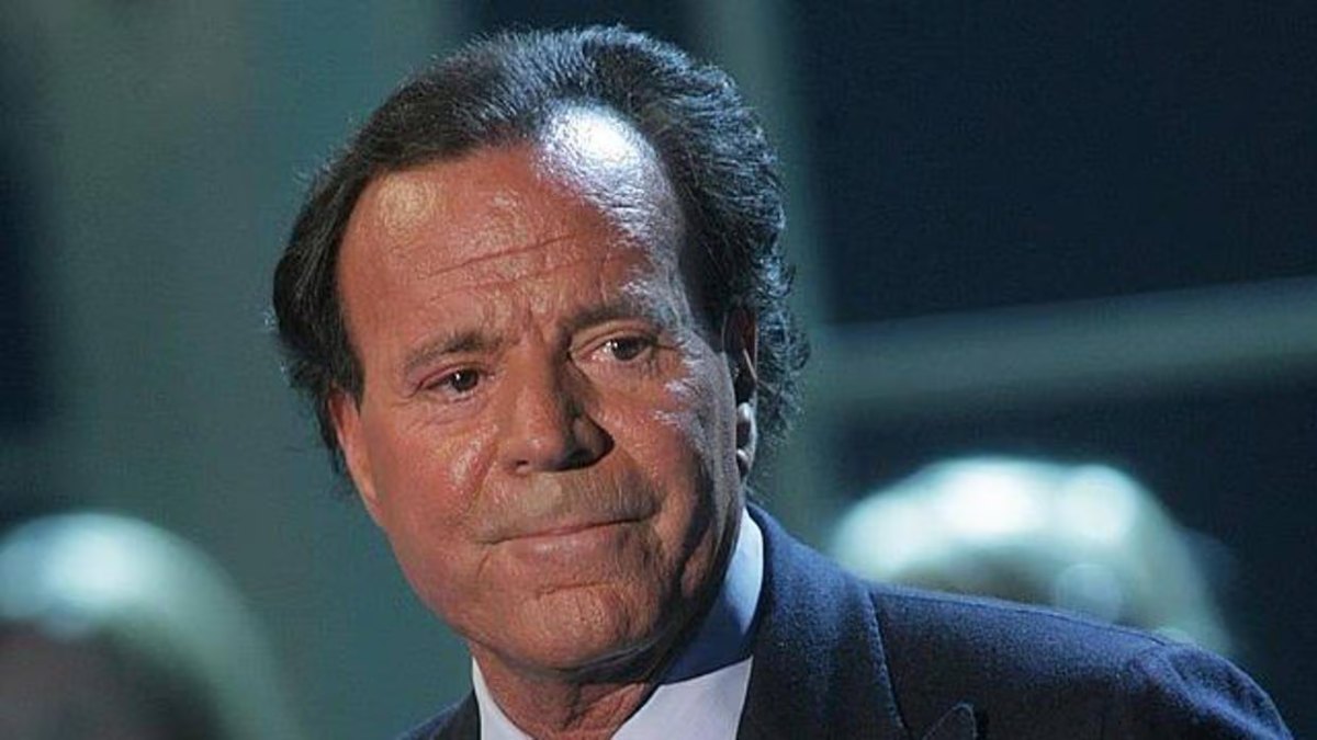 Julio Iglesias accusé d’agressions sexuelles par deux jeunes femmes : "Je me sentais comme un objet"