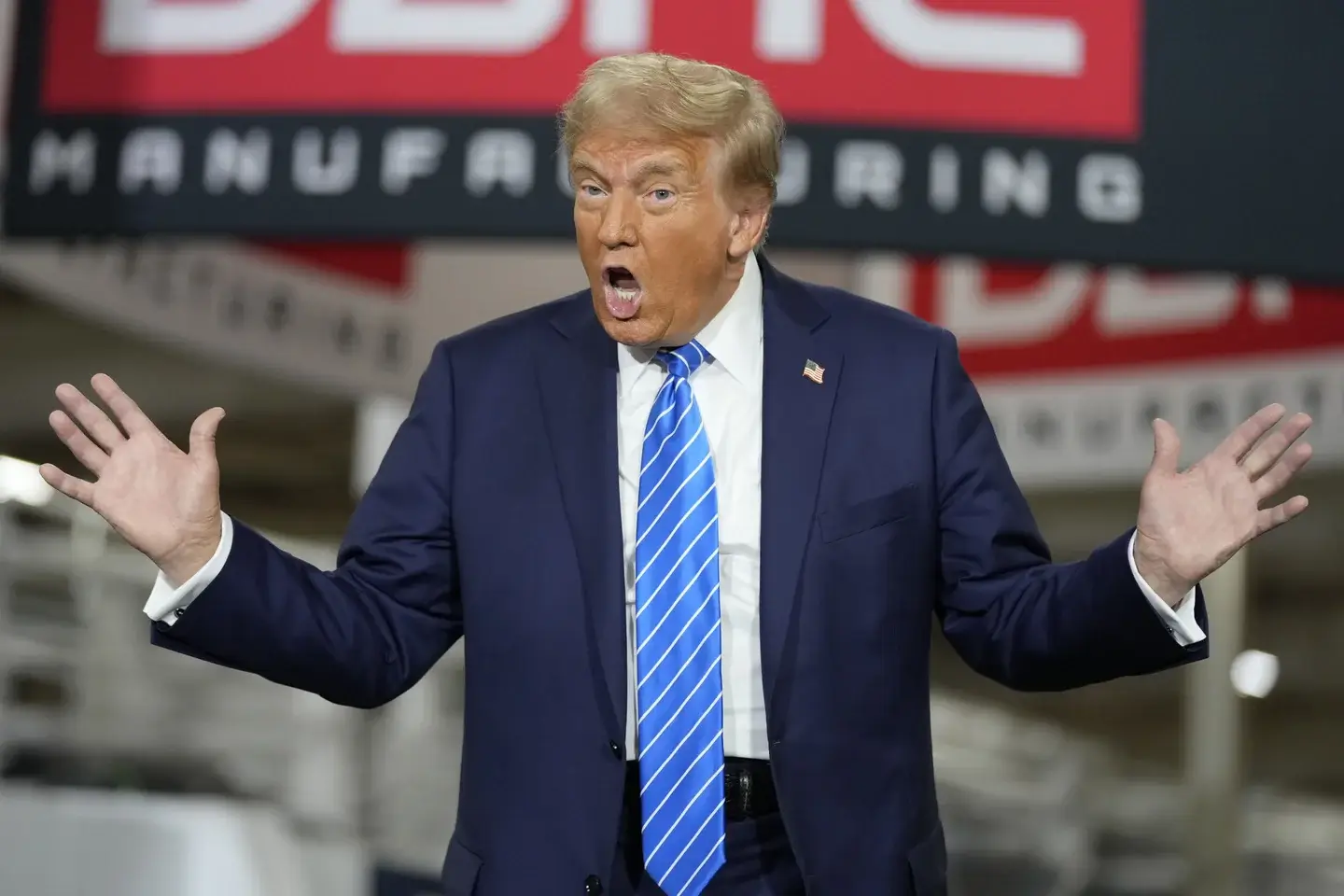 Insultes et geste obscène : Donald Trump perd son sang-froid… La Maison Blanche sort du silence