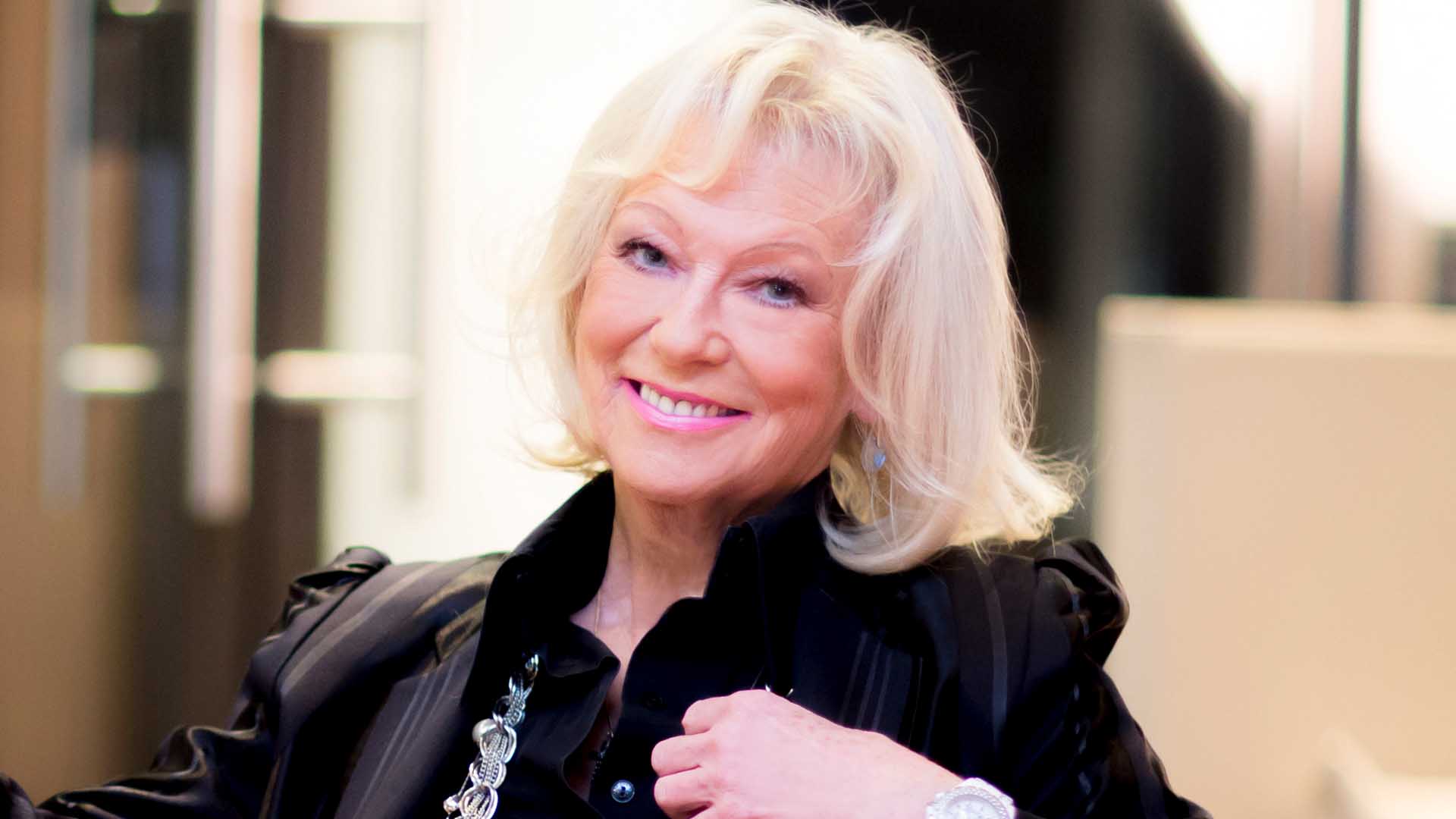 Obsèques d'Évelyne Leclercq : Jean-Pierre Foucault présent mais pas seulement pour lui rendre hommage