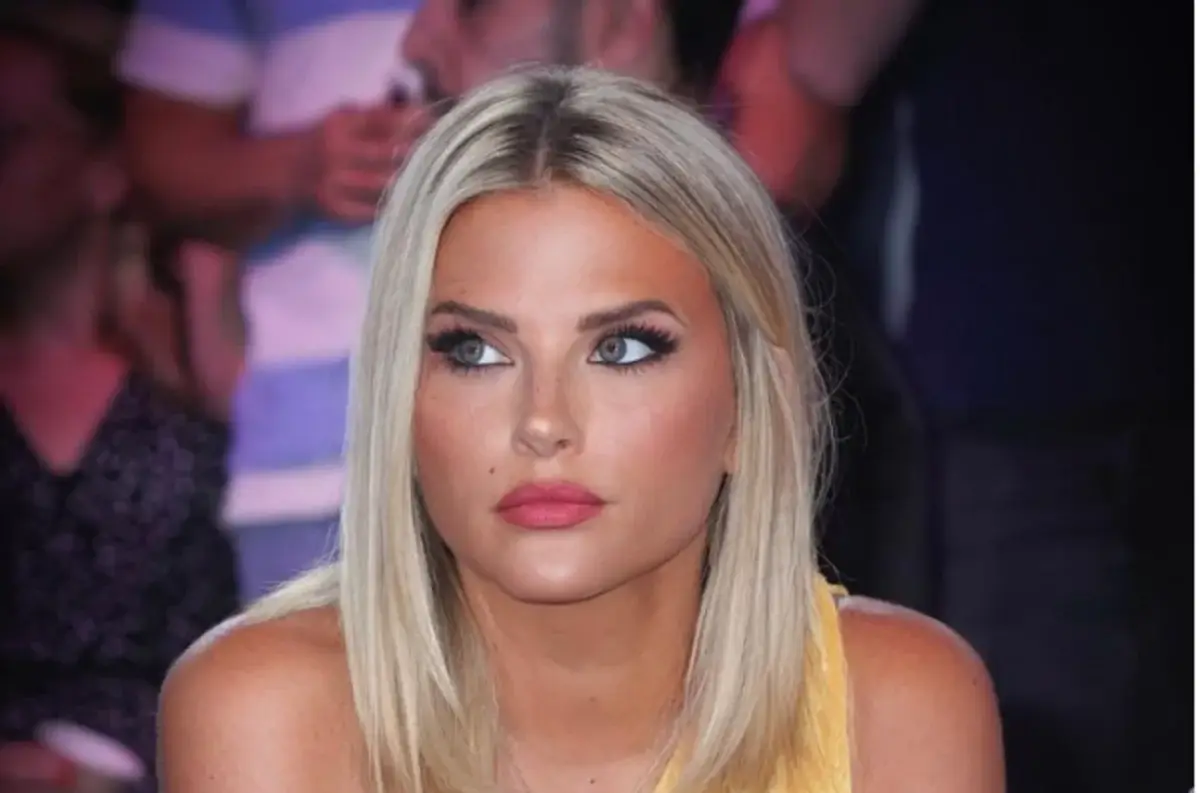 "Surtout un" : Kelly Vedovelli annonce son retour à la télévision mais...