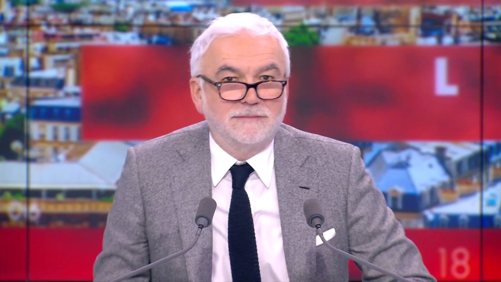 "Pas facile" face à des agriculteurs "blancs" : Pascal Praud se défend après ses propos jugés racistes