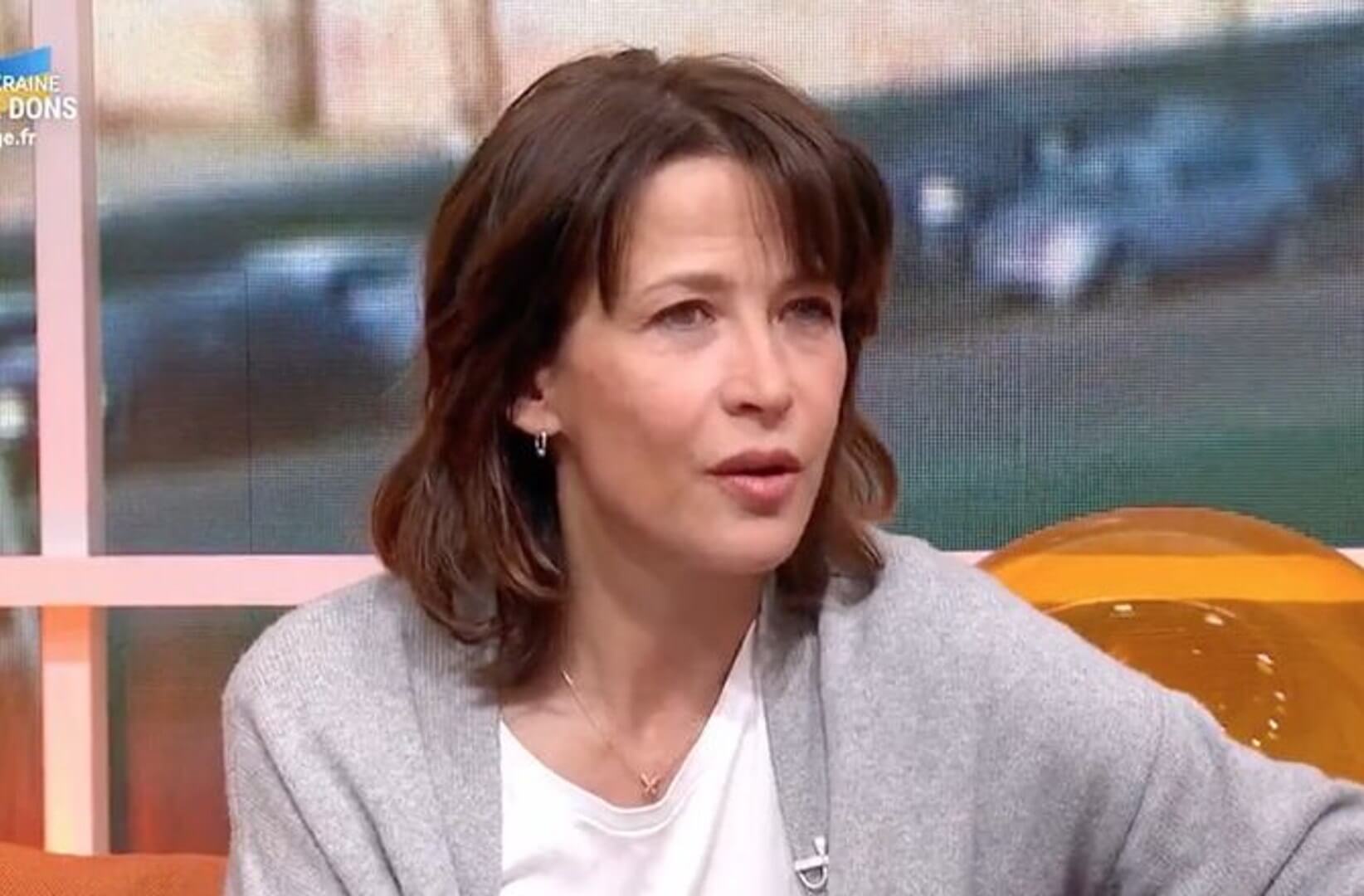 Sophie Marceau dévoile son nouveau look lors d’une rare apparition avec sa fille