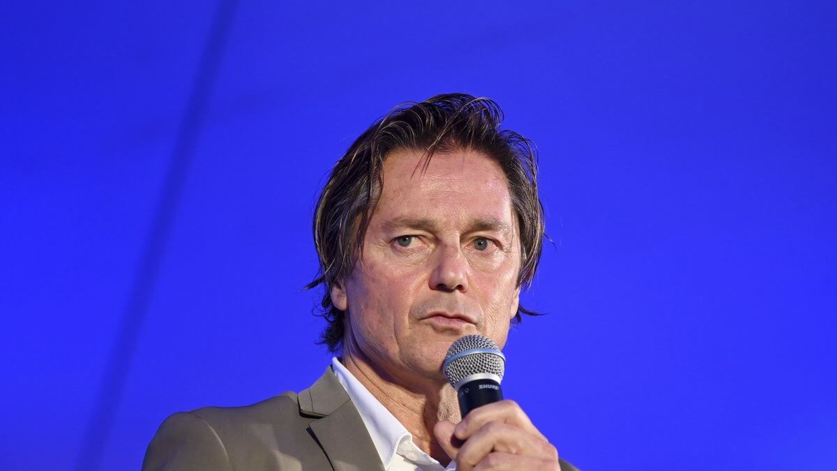 Lucas Bravo (Emily In Paris) : son père Daniel Bravo suspendu par beIN Sports... Que s’est-il passé ?