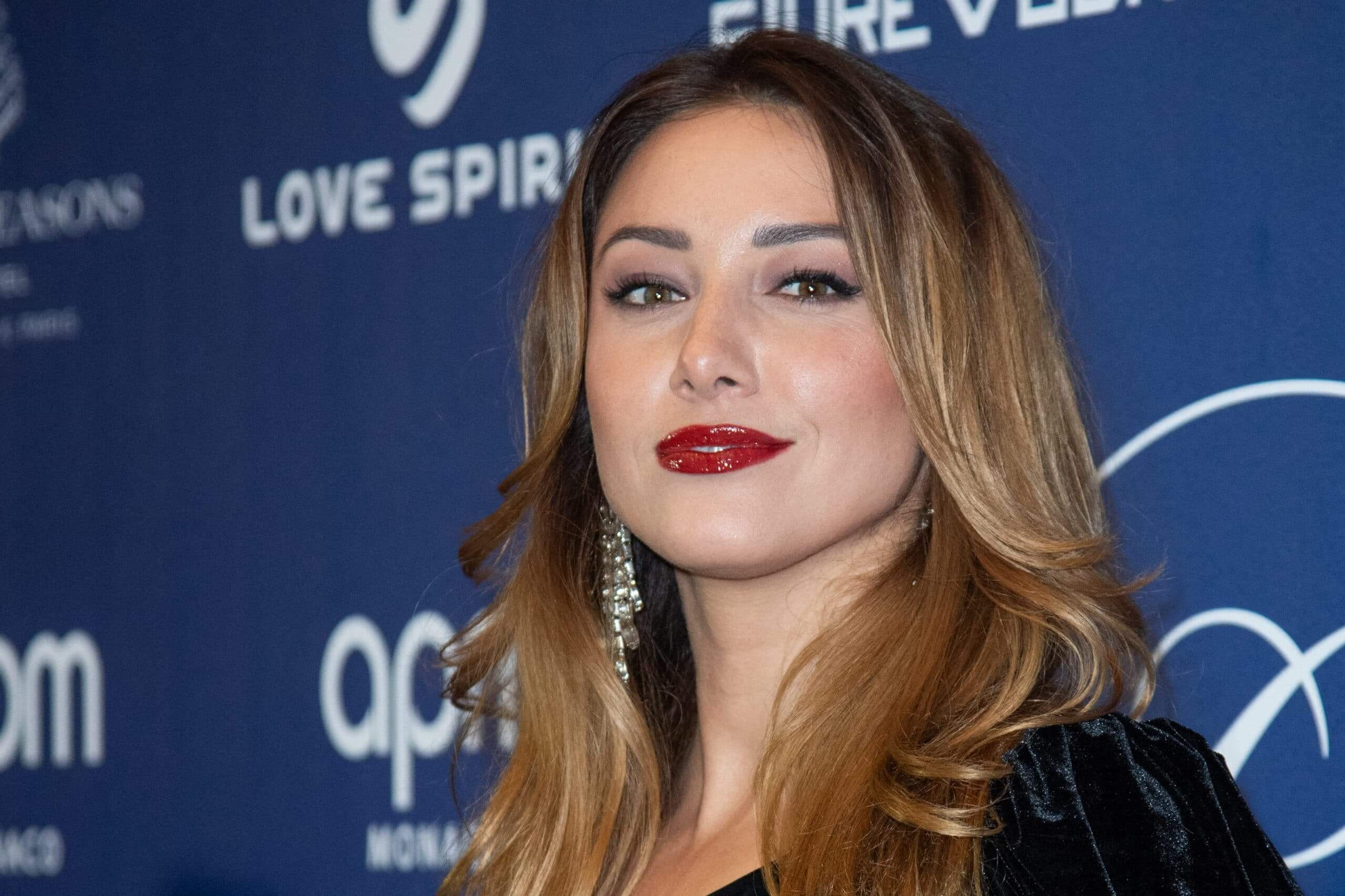 L'île de la tentation : Delphine Wespiser confie être draguée par des tentateurs…"Ils essayent…"