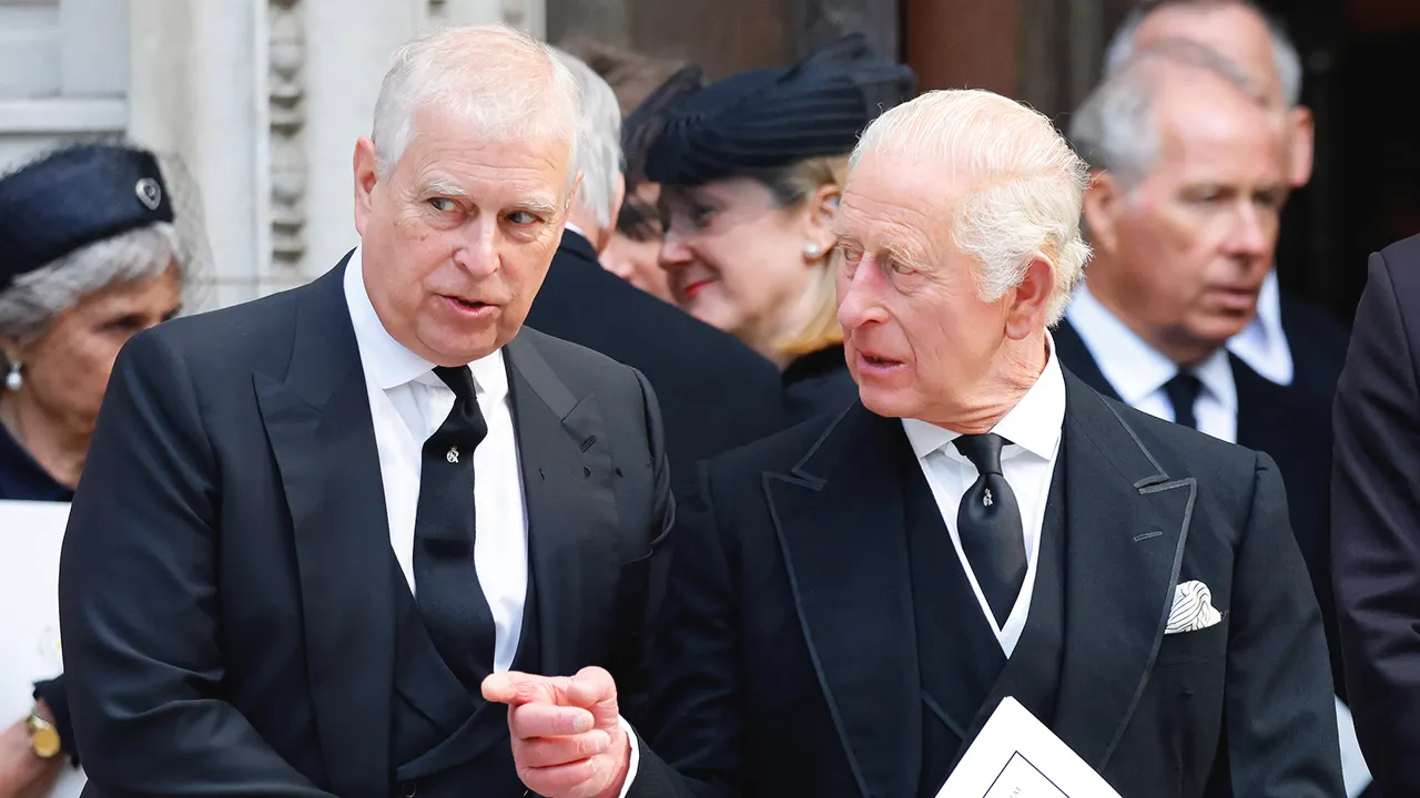 Andrew Mountbatten-Windsor détesté par Charles III ? Stéphane Bern balance ! "Il sait que c'est un pervers"