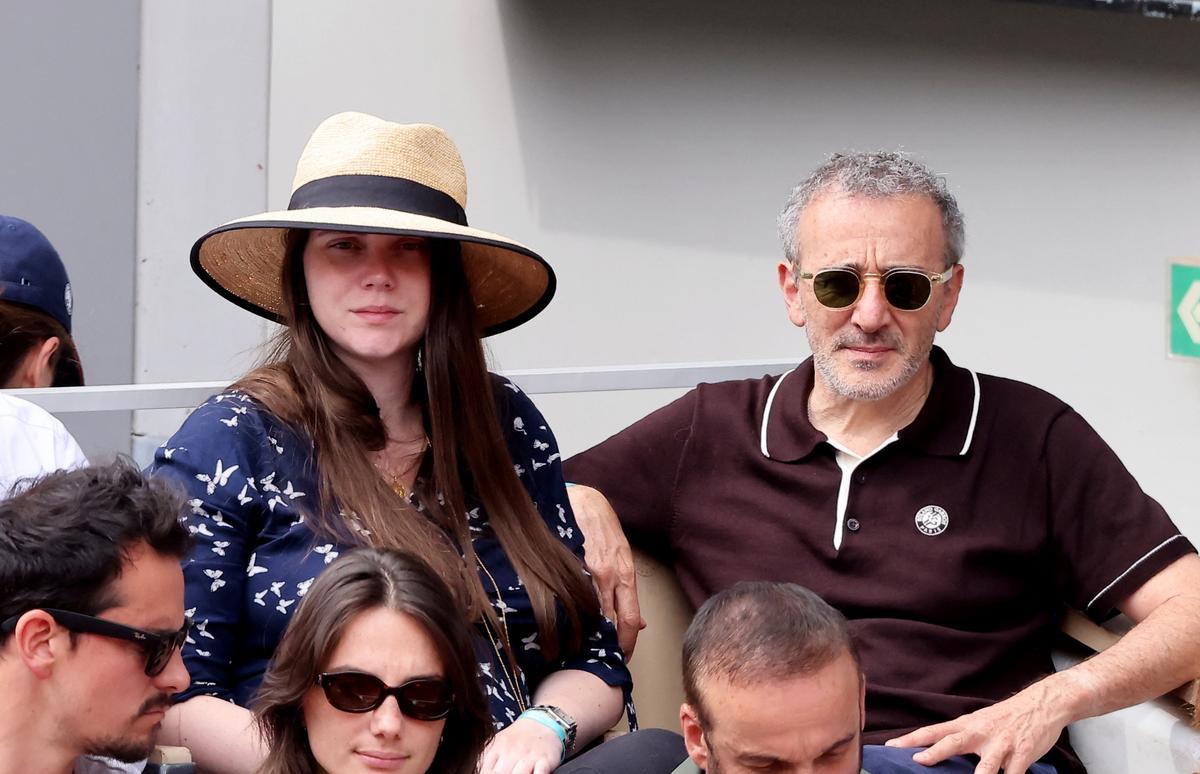 Élie Semoun en couple avec une jeune femme de 30 ans sa cadette : il répond aux critiques