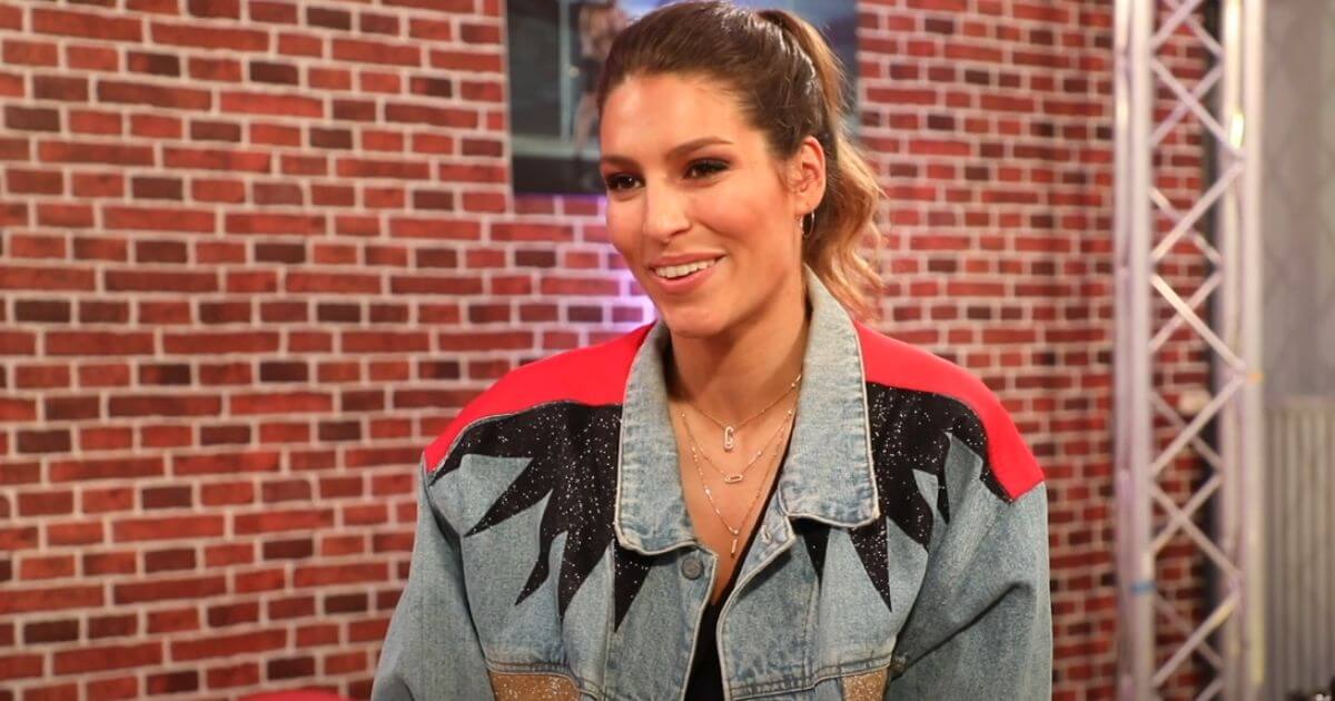 Laury Thilleman en couple avec un célèbre humoriste ? "Ils sont très épris l’un de l’autre"