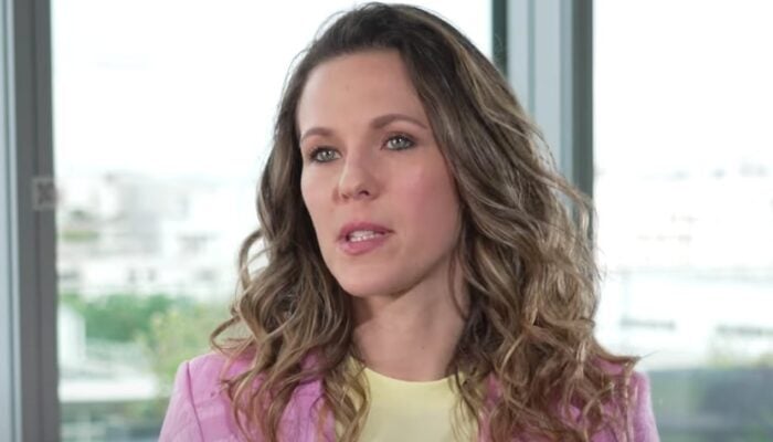 Lorie Pester victime de "crasses" par son ancienne maison de disques ? "Ils ont réussi à me faire pleurer"