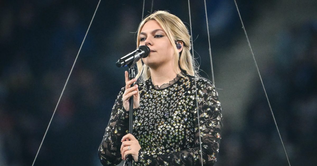 "Vraiment, je vous jure…" : Louane recadre un agent de sécurité en plein concert et se fait tacler !