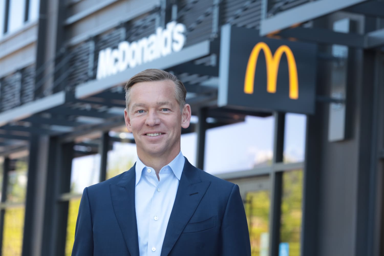 McDonald's : le CEO raillé après sa dégustation du nouveau burger de la chaîne ! "Il sait ce qu'il y a dedans"