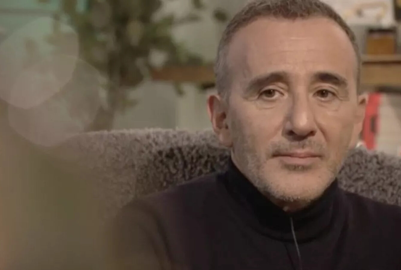 Elie Semoun sur sa paternité tardive : "J'espère que je vais le connaître un peu quoi"