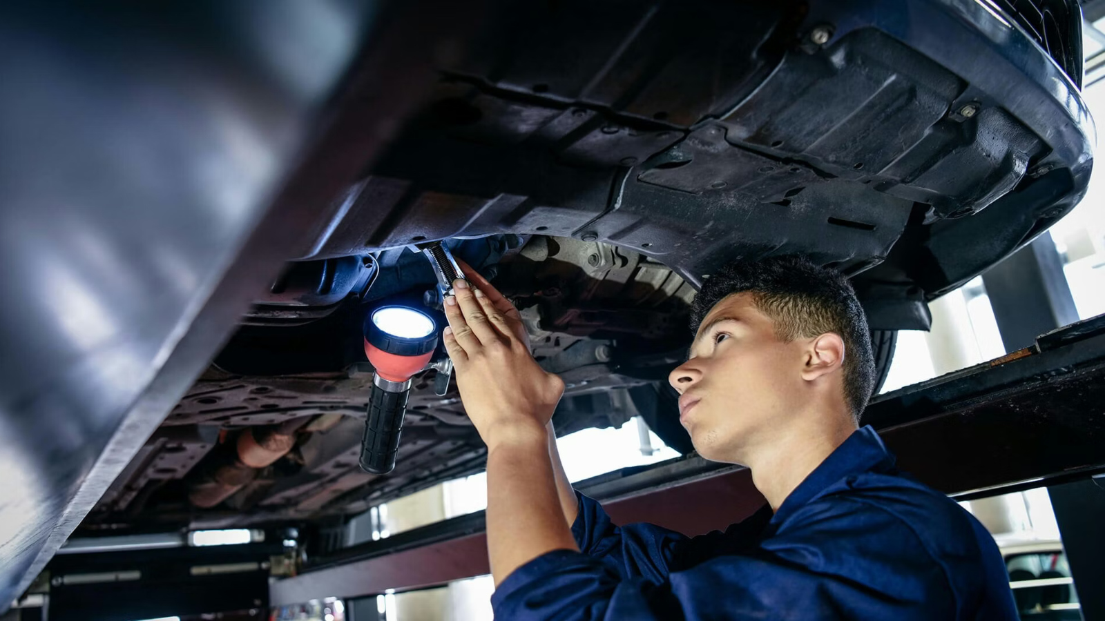 Un mécanicien fait une découverte effrayante en réparant une voiture