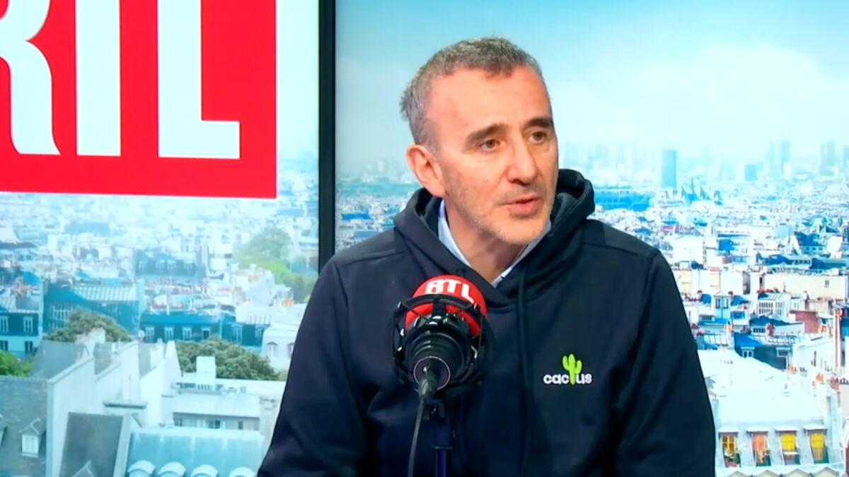 Élie Semoun papa à 62 ans : il révèle enfin le prénom de son fils