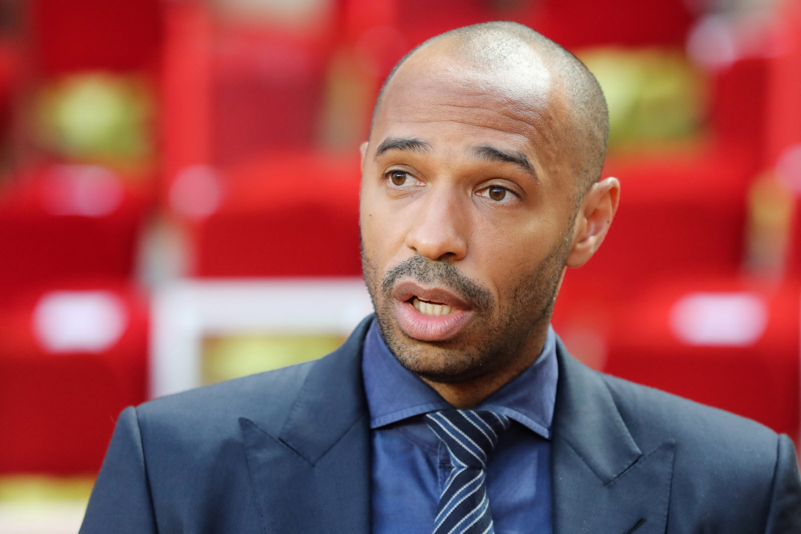 Thierry Henry torse nu à 48 ans : il se fait charrier par Kylian Mbappé qui lui répond !