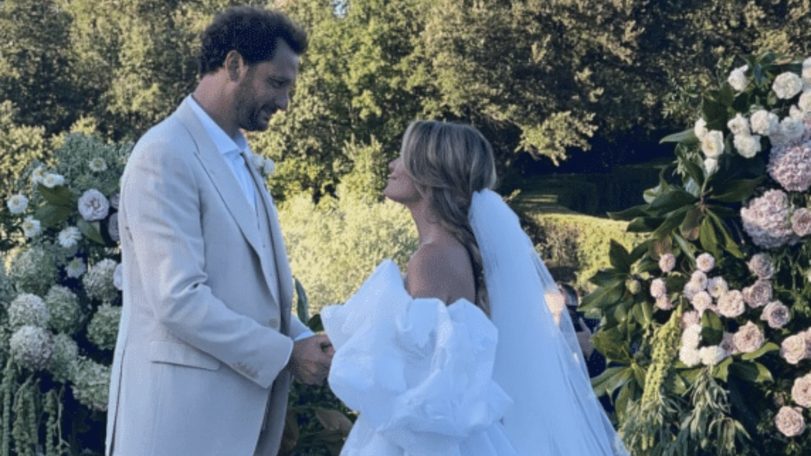 Mariage religieux à Paris : Éric Antoine et Gennifer Demey dévoilent de nouvelles images