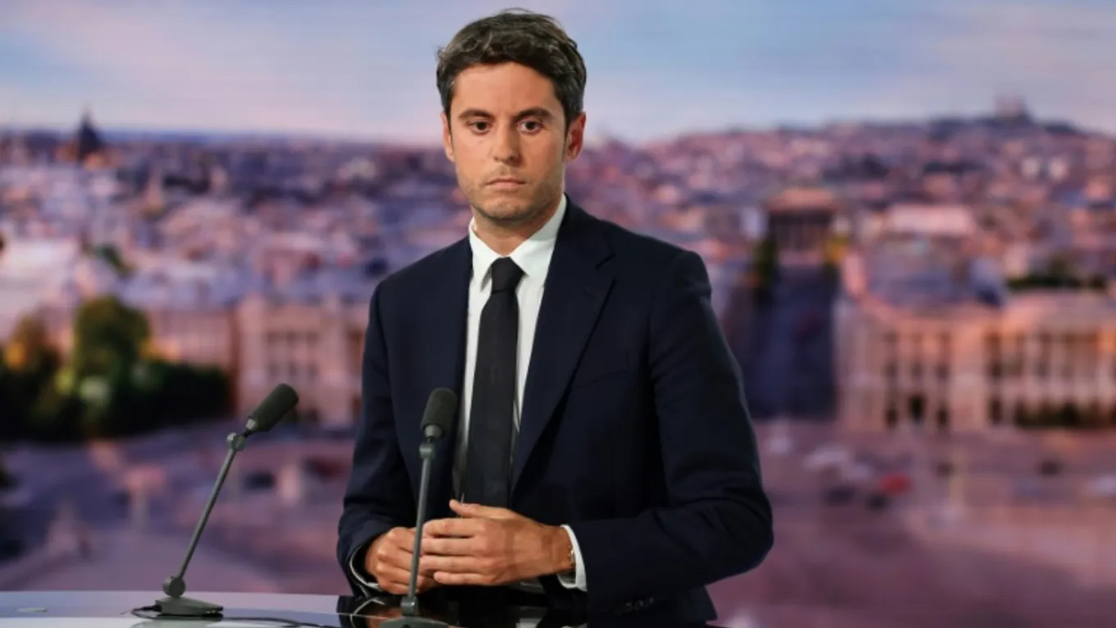 Gabriel Attal face à un flot de remarques homophobes : Carla Bruni apporte son soutien