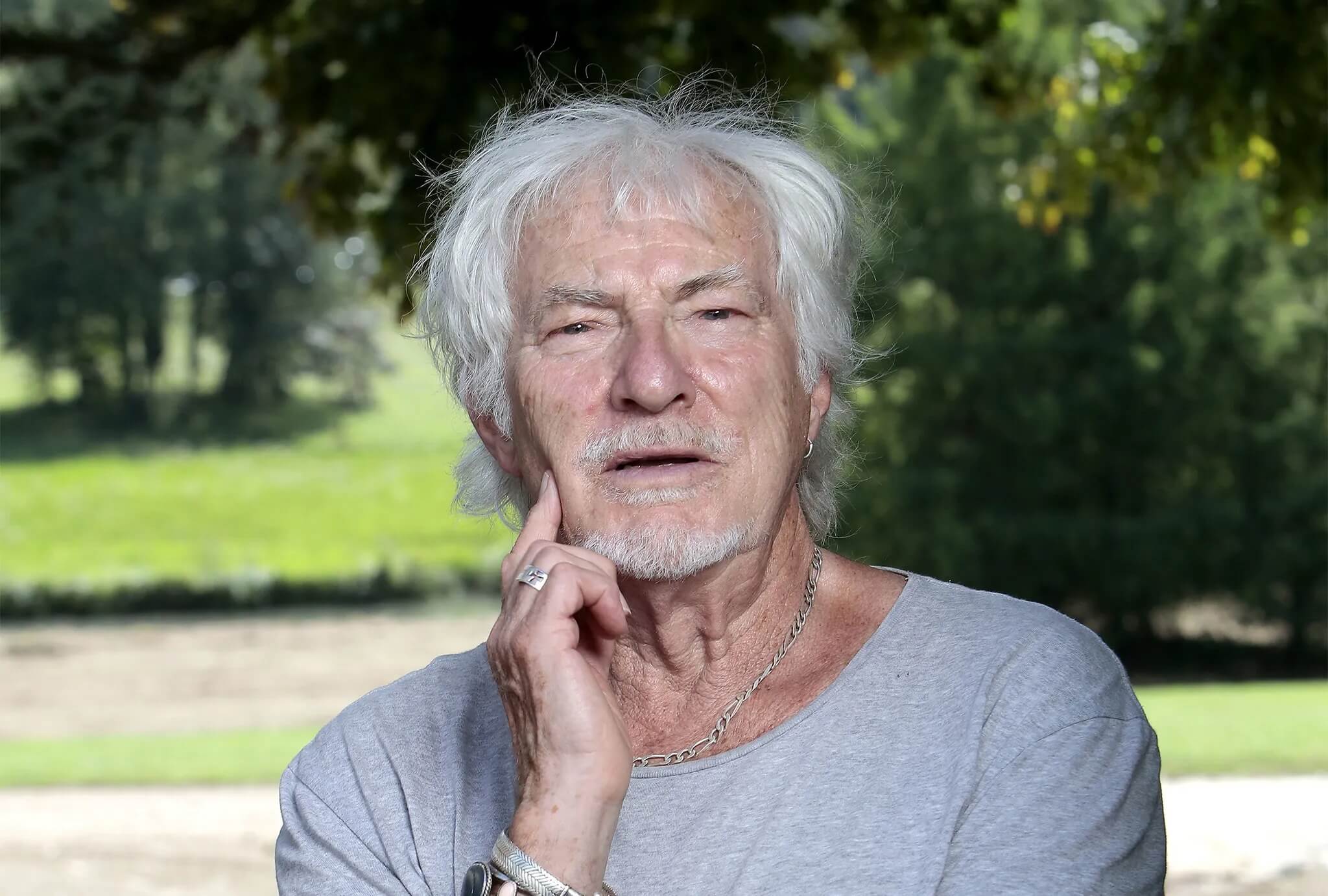 Hugues Aufray annoncé mort : l’artiste prend la parole…"Ce qui est plus grave…"