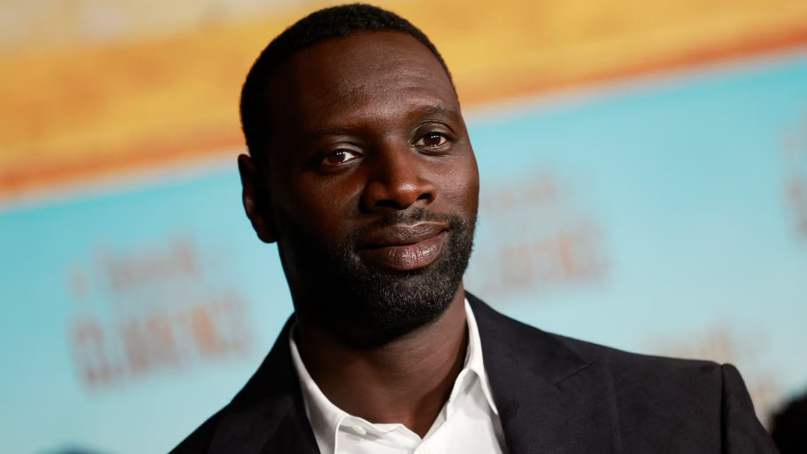 "Ça suffit, non ?" : Omar Sy filmé devant l’ambassade du Cameroun